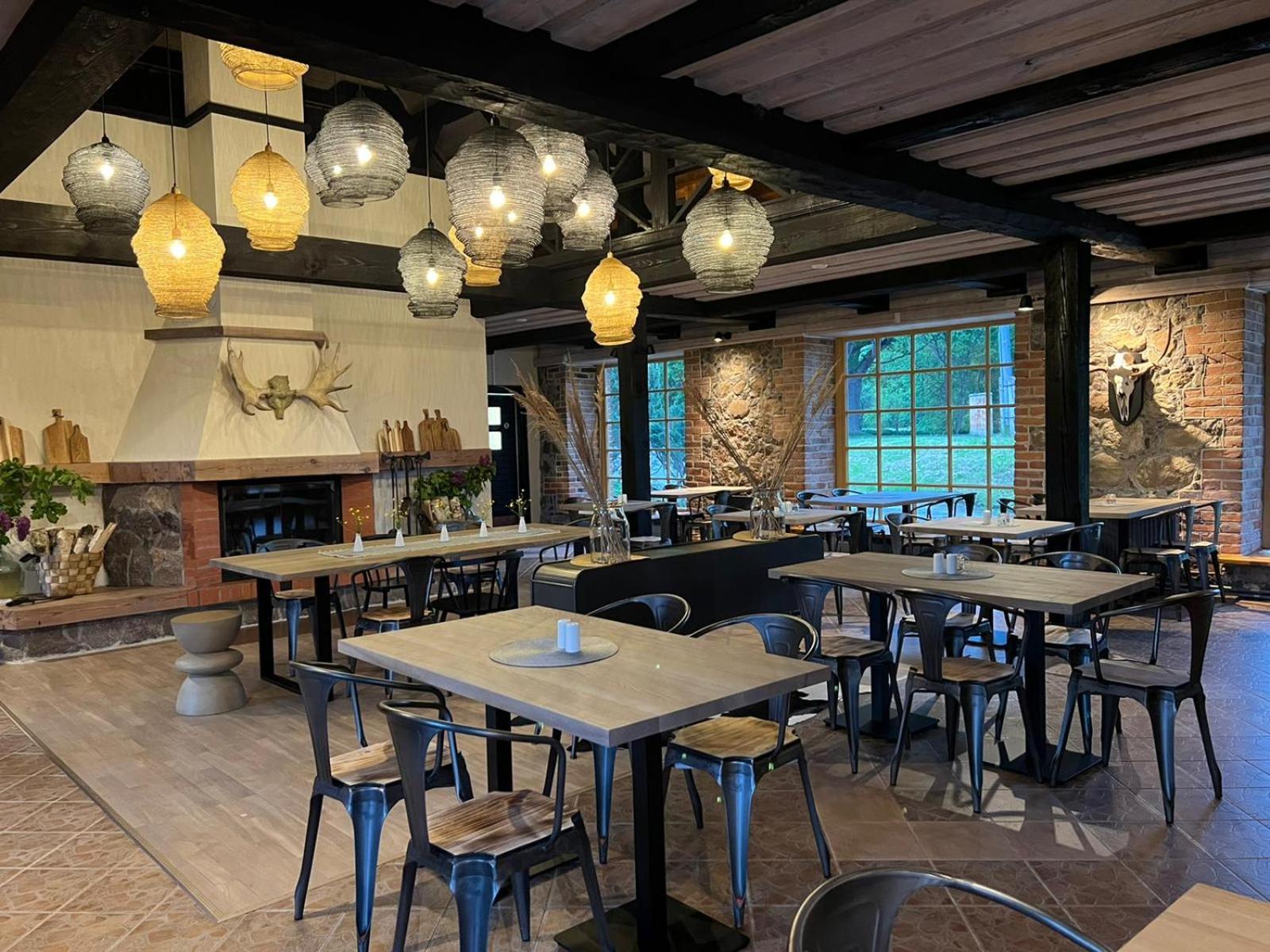 Hotel Pernigele Yelgavkrasty Экстерьер фото
